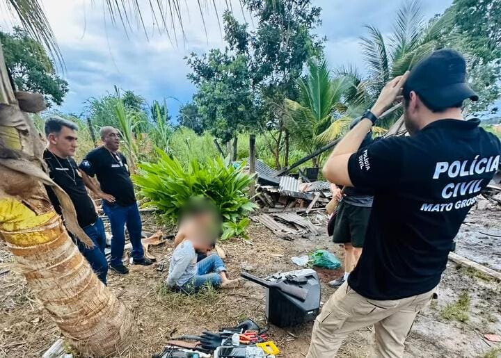 Polícia apreende armas, drogas e materiais roubados em barraco usado por facção criminosa em Diamantino.