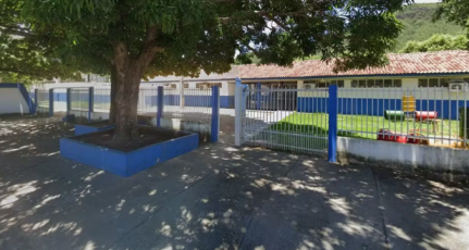 Segundo o boletim de ocorrência, a filha do suspeito relatou que, durante uma aula de ciências, foi alvo de insultos por parte de colegas, sendo chamada de "filha de rato" e "praga". Ao chegar em casa, contou o ocorrido ao pai, que prometeu resolver a situação no dia seguinte.
