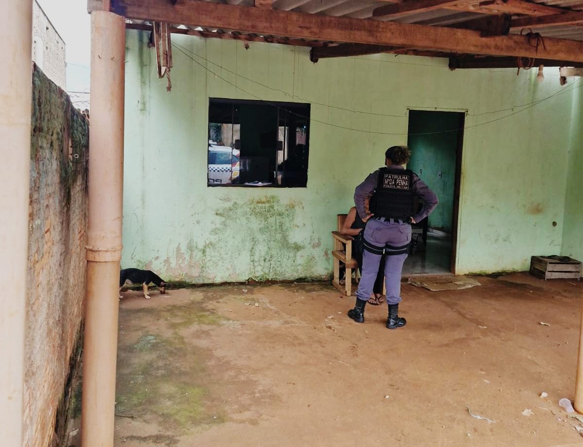 Uma mulher de 53 anos foi resgatada pela Patrulha Maria da Penha após passar dois dias trancada dentro de casa, sendo vítima de agressões e ameaças do próprio marido, de 41 anos. O caso aconteceu no bairro Biquinha, em Tangará da Serra, e o homem, que estava alcoolizado, foi preso em flagrante pelos crimes de cárcere privado, lesão corporal, ameaça e tentativa de violência sexual.
