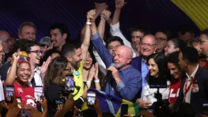 Durante discurso após reeleição Lula diz que irá regulamentar plataformas digitais